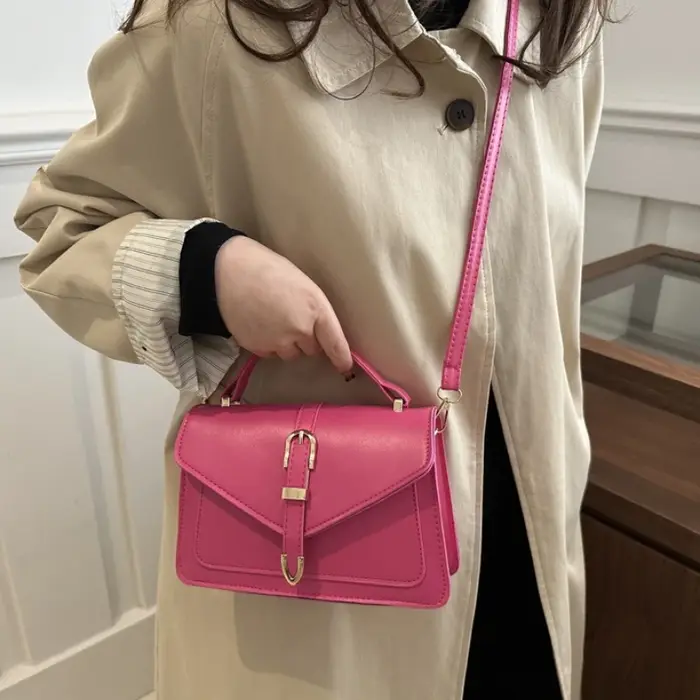Sac à main élégant à rabat pour femmes, avec poignée supérieure courte, bandoulière réglable, sac à bandoulière élégant pour les trajets quotidiens.