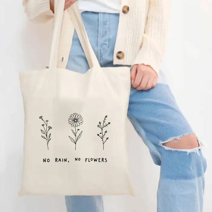 Sac fourre-tout en coton à motif floral crème et texte "No Rain No Flower"