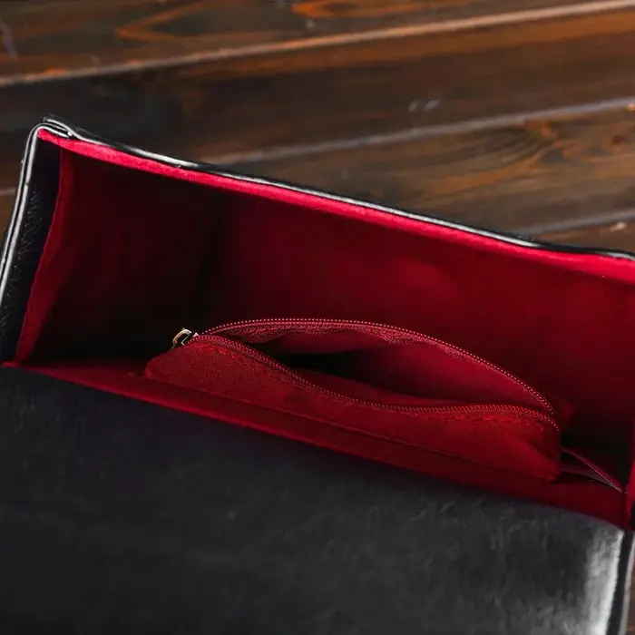 Le nouveau sac créatif pour femme est un sac à bandoulière rétro à main avec une véritable horloge et un petit sac carré brodé