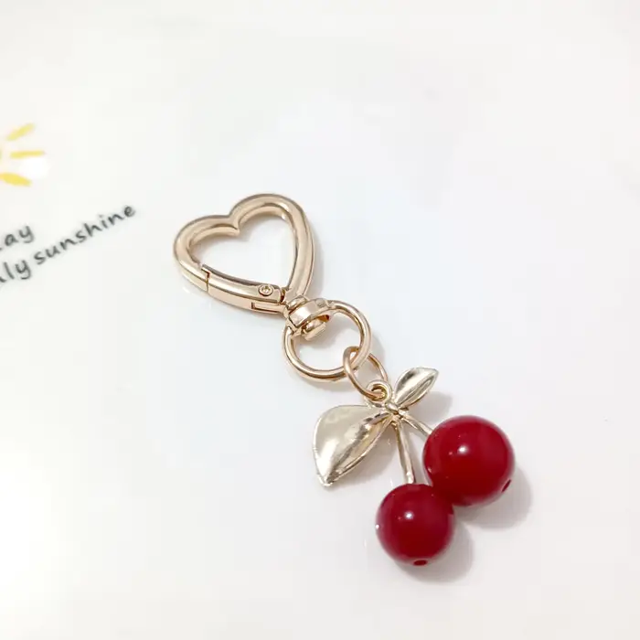 Breloque de sac Viral Cherry en résine plaquée or 18 carats