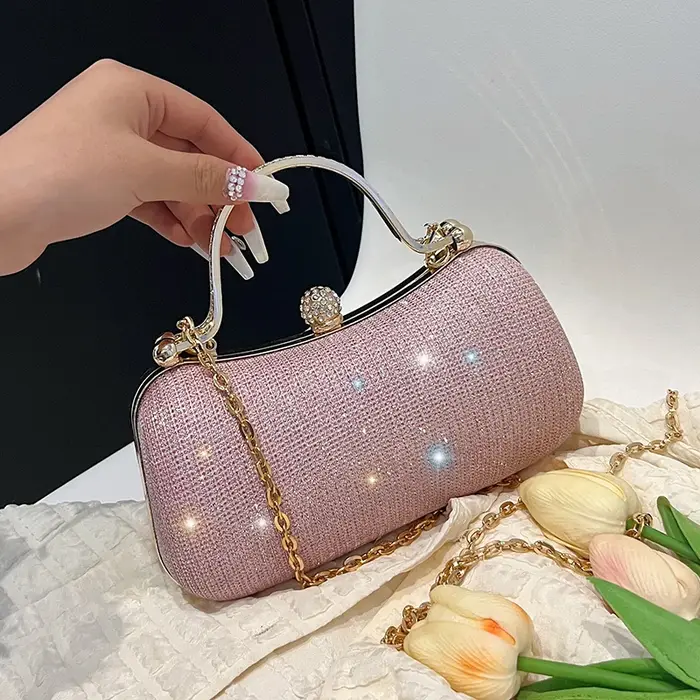 Sacs de soirée : Cette année, il y a une tendance pour les sacs pour femmes soufflés et féminins. Il