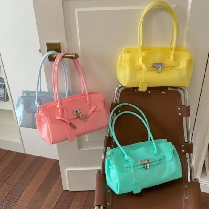 Sac à langer vintage de luxe : élégant sac à main bandoulière pour femme avec logo de créateur et grande capacité