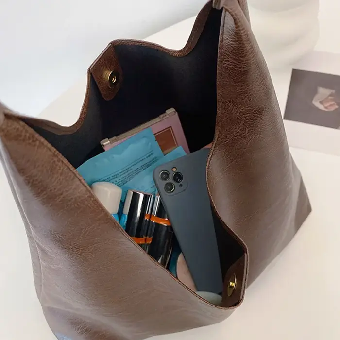 Sac à main marron en cuir souple pour femme