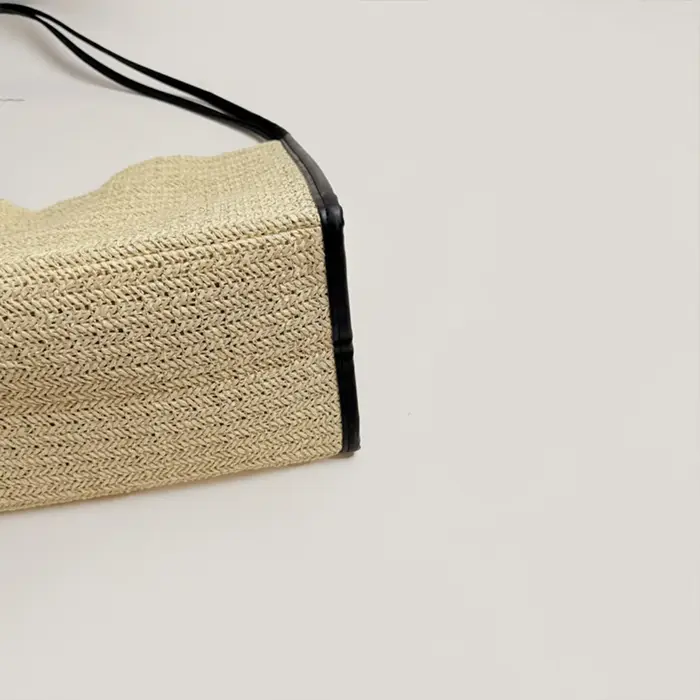 Sac fourre-tout en paille tressé avec garniture en cuir souple