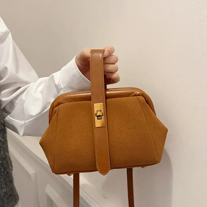 Fouet de sacs à bandoulière en faux daim solide pour femme