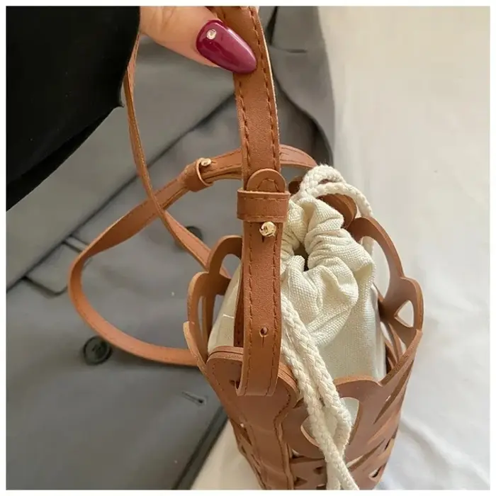 Sac bandoulière mini seau ajouré en PU uni avec cordon de serrage et sangle réglable