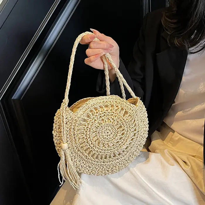 Sac à bandoulière rond en paille tressée pour femme, sac de plage d'été fait main en corde de papier souple avec pompon