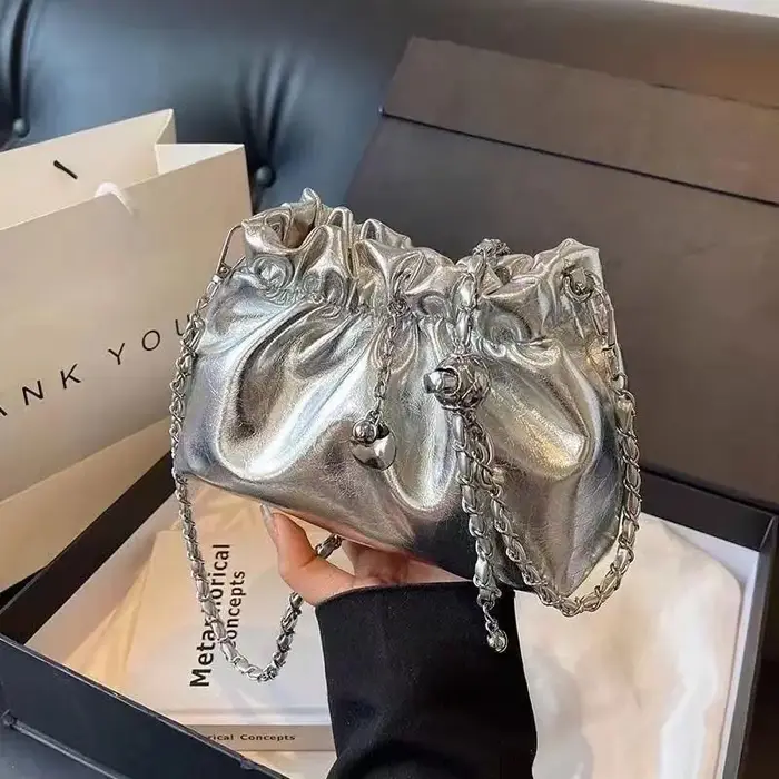 Niche de luxe polyvalente pour femmes, nouveau sac seau à cordon argenté, équipé d'une chaîne réglable
