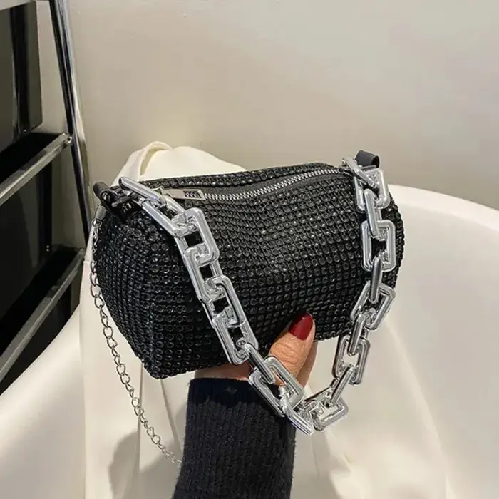Sac seau entièrement orné de strass