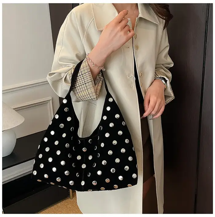 Sac fourre-tout en daim marron clouté pour femme