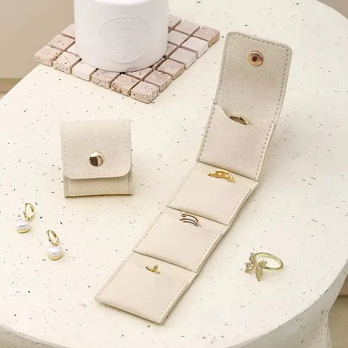 Lot de 2 mini pochettes à bijoux en cuir PU, sac de rangement portable et pliable à 4 compartiments 