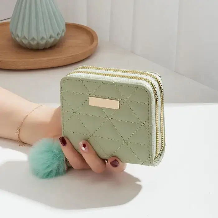 Mini portefeuille matelassé en cuir PU avec double fermeture éclair et pompon moelleux pour les trajets quotidiens