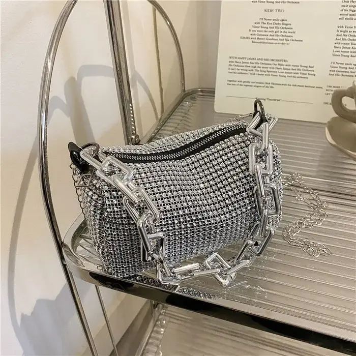 Sac seau entièrement orné de strass
