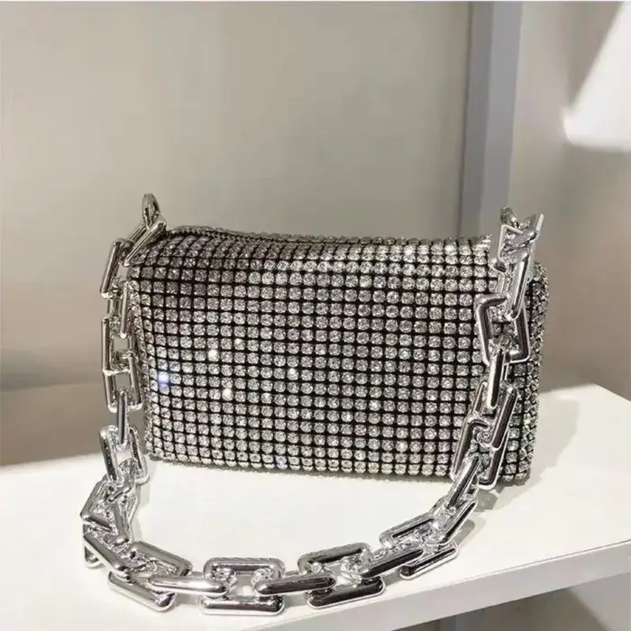 Sac seau entièrement orné de strass