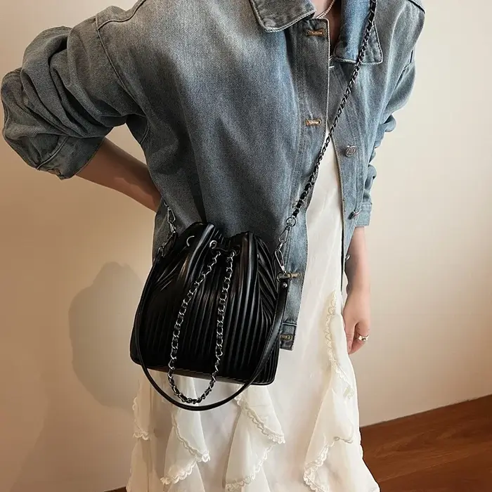 Sac noir pour femmes, sac à bandoulière tendance avec design plissé