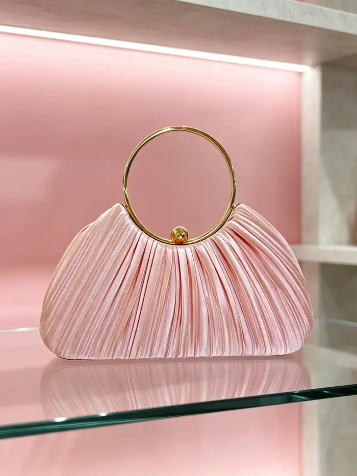 Pochette de soirée plissée en satin rose poudré avec grande poignée en anneau doré