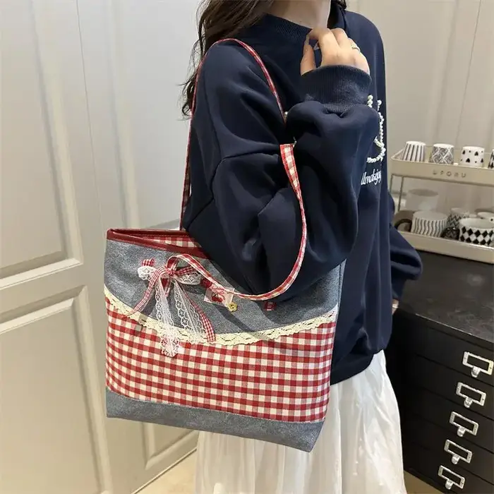 Sac fourre-tout en toile denim avec patchwork en vichy rouge et joli nœud en dentelle