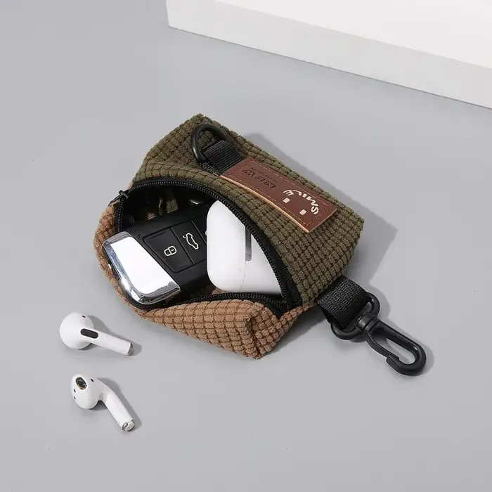 Mini pochette en velours côtelé pour clés et écouteurs