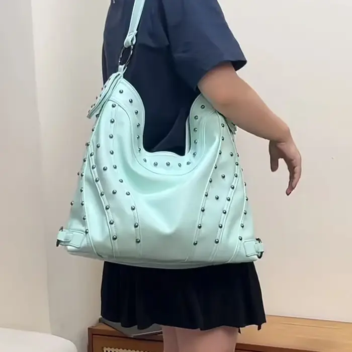 Sac à bandoulière vert menthe orné de clous métalliques
