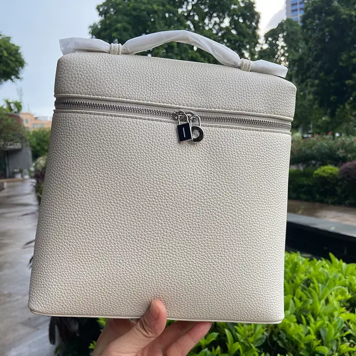 Sac à bandoulière en cuir de vachette pleine fleur avec boucle argentée, style urbain polyvalent et