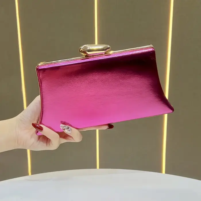 Pochette de soirée trapézoïdale fuchsia métallique brillante avec fermoir doré