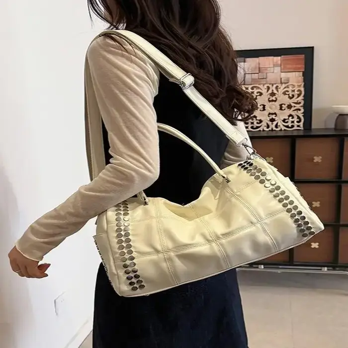 Nouveau Sac Fourre-tout Femme 2026 Style Rétro avec Rivets Métalliques