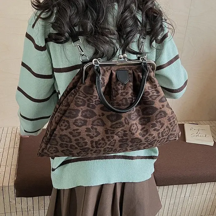 Sac à main pochette léopard pour femme avec fermoir métallique