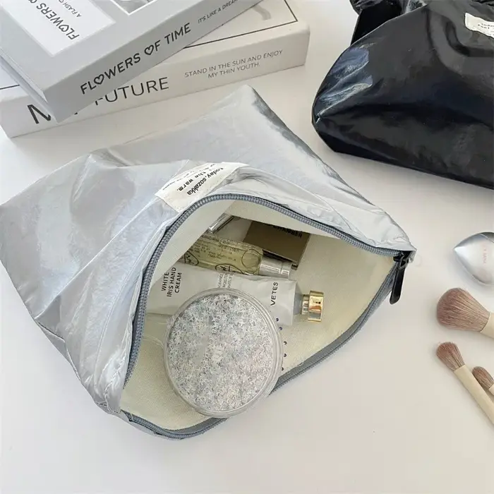 Pochette argentée à paillettes brillantes simples