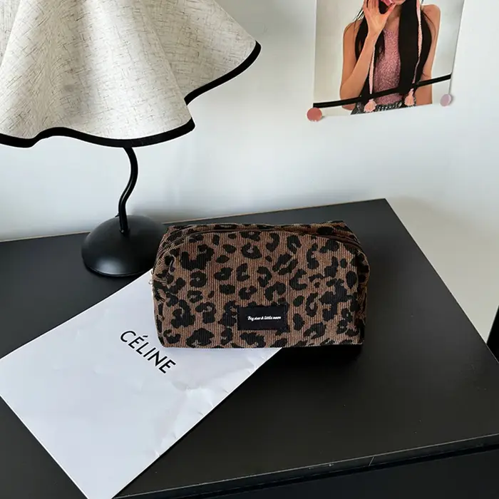 Petite trousse de maquillage à imprimé léopard