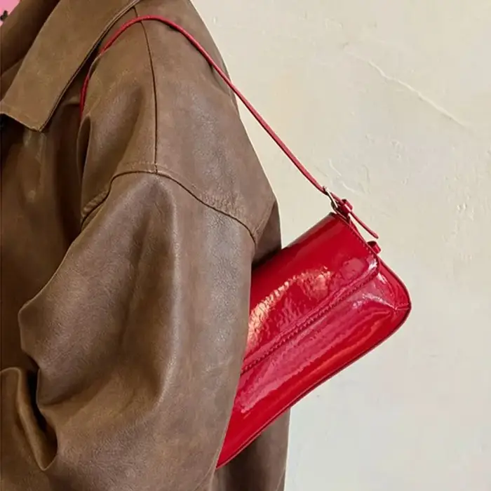 Sac à bandoulière sous les bras en cuir laqué