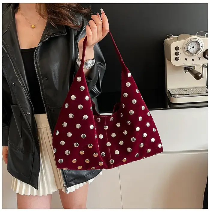Sac fourre-tout en daim marron clouté pour femme