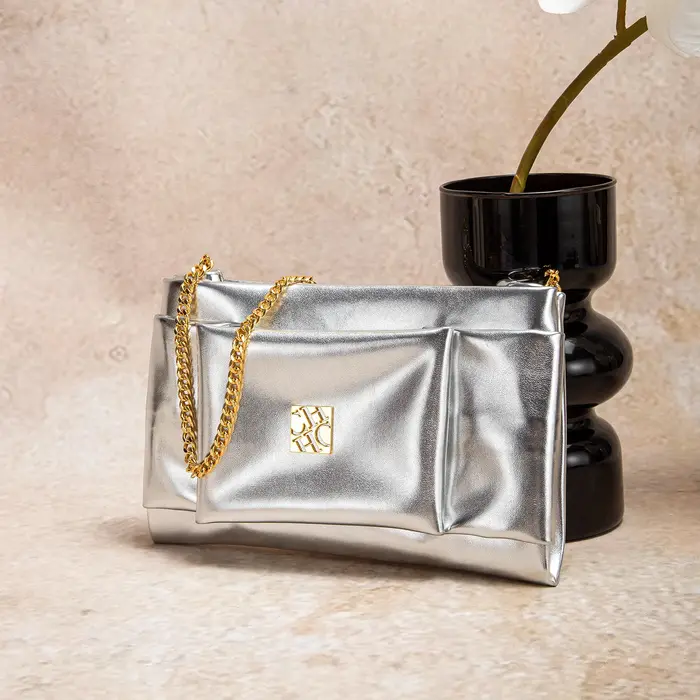 Sacs à bandoulière élégants de luxe en cuir – Logos plaqués or, sangles de chaîne durables, artisana
