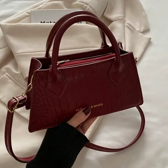 Petit sac élégant rouge bordeaux, bandoulière réglable et fermeture à glissière, adapté aux voyages