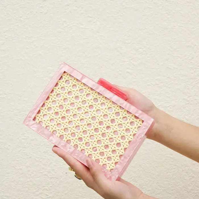 Pochette carrée à texture marbrée ajourée, style vacances, avec chaîne