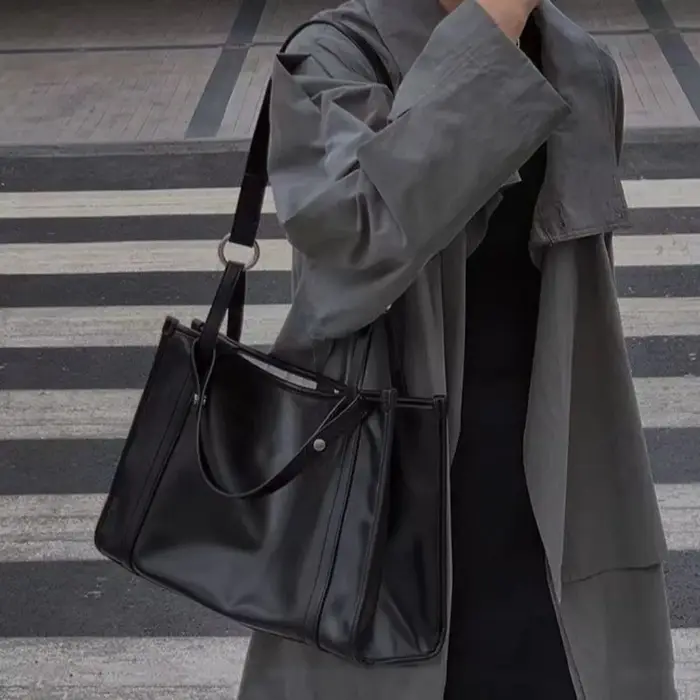 Sac fourre-tout noir en cuir PU pour étudiants et professionnels, sac à bandoulière noir uni, grand sac à main pour le shopping