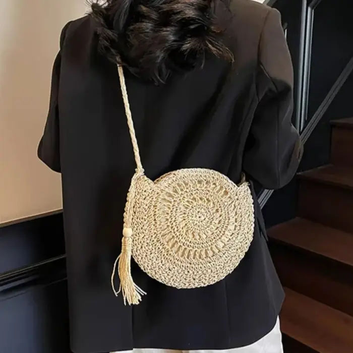 Sac à bandoulière rond en paille tressée pour femme, sac de plage d'été fait main en corde de papier souple avec pompon