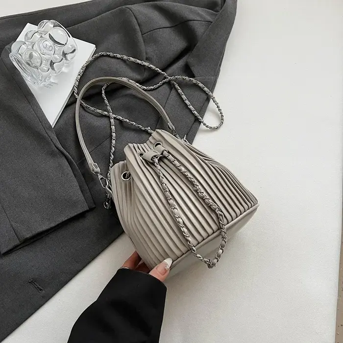 Sac noir pour femmes, sac à bandoulière tendance avec design plissé