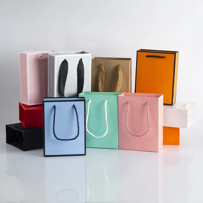 Sacs cadeaux en papier Kraft avec poignées