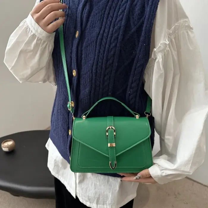 Sac à main élégant à rabat pour femmes, avec poignée supérieure courte, bandoulière réglable, sac à bandoulière élégant pour les trajets quotidiens.