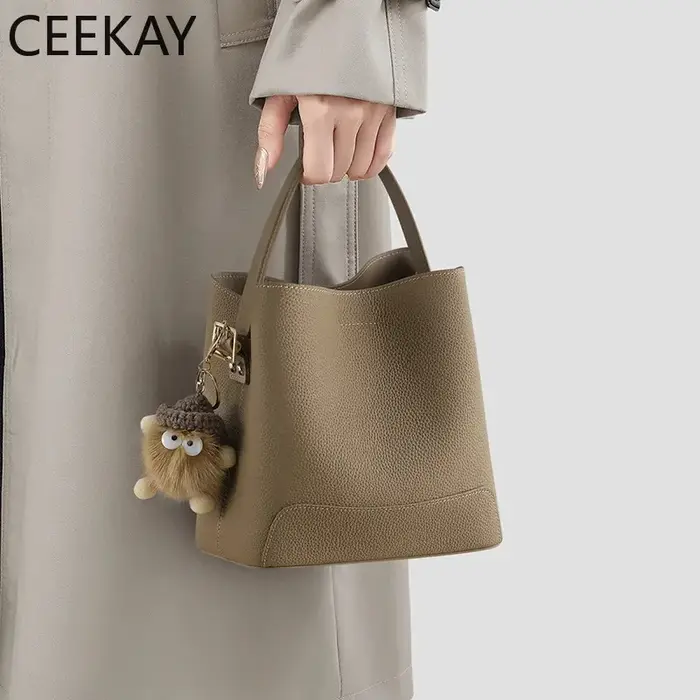 Nouveau Sac Seau en Cuir Kaki CEEKAY 2026 – Sac à Bandoulière Minimaliste avec Adorable Pendentif en Peluche – Sac à Main Décontracté pour Femme