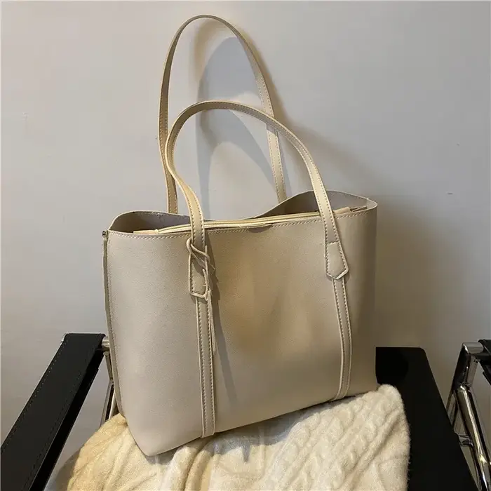 Sac fourre-tout classique en similicuir noir