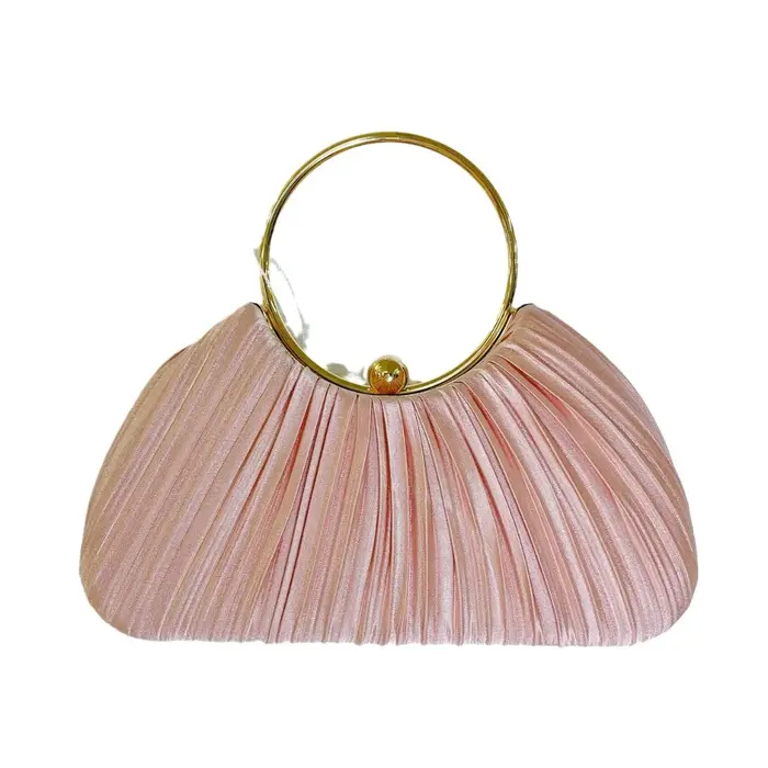 Pochette de soirée plissée en satin rose poudré avec grande poignée en anneau doré