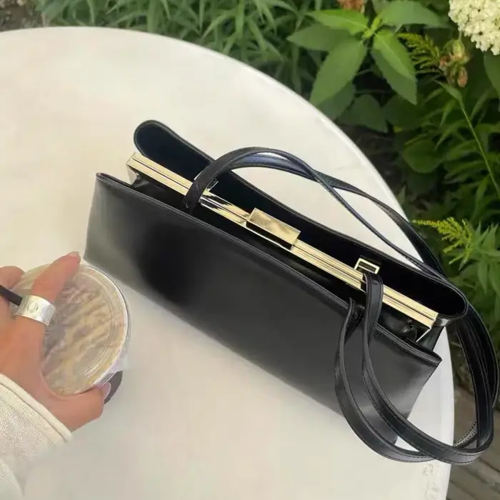 Pochette longue avec bandoulière réglable