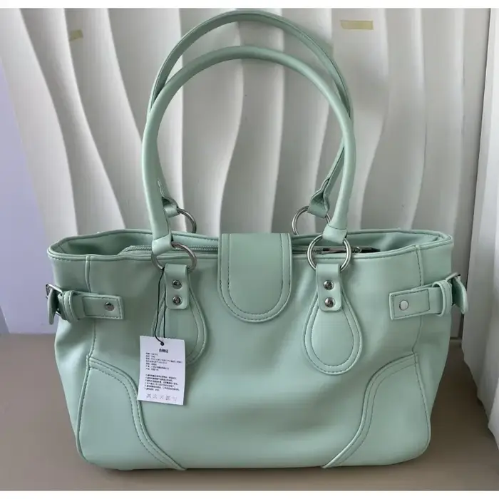 Sac à main en daim beige style Y2K avec boucle et détails anneau argentés