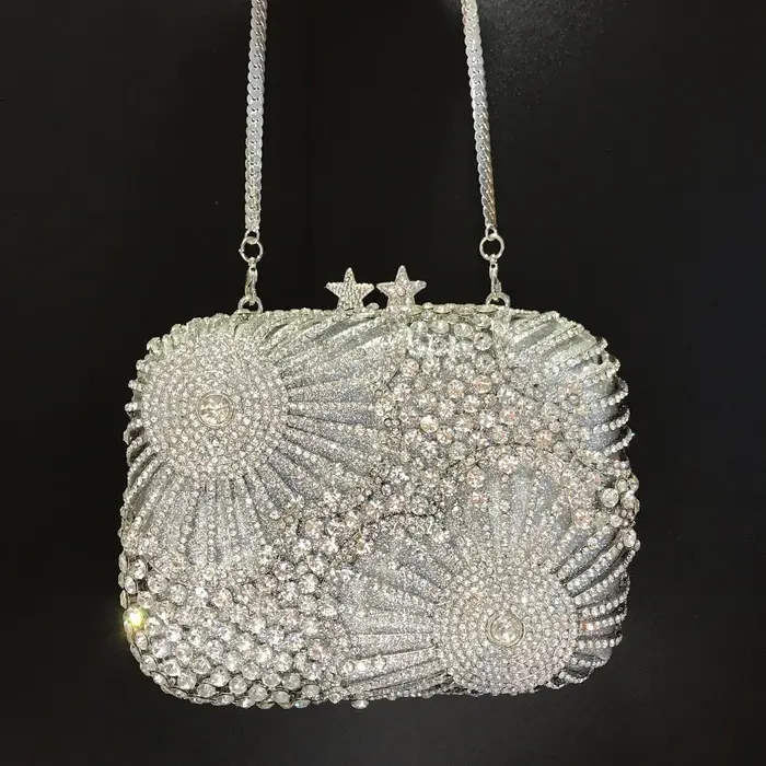 Pochette de soirée ornée de bijoux de luxe