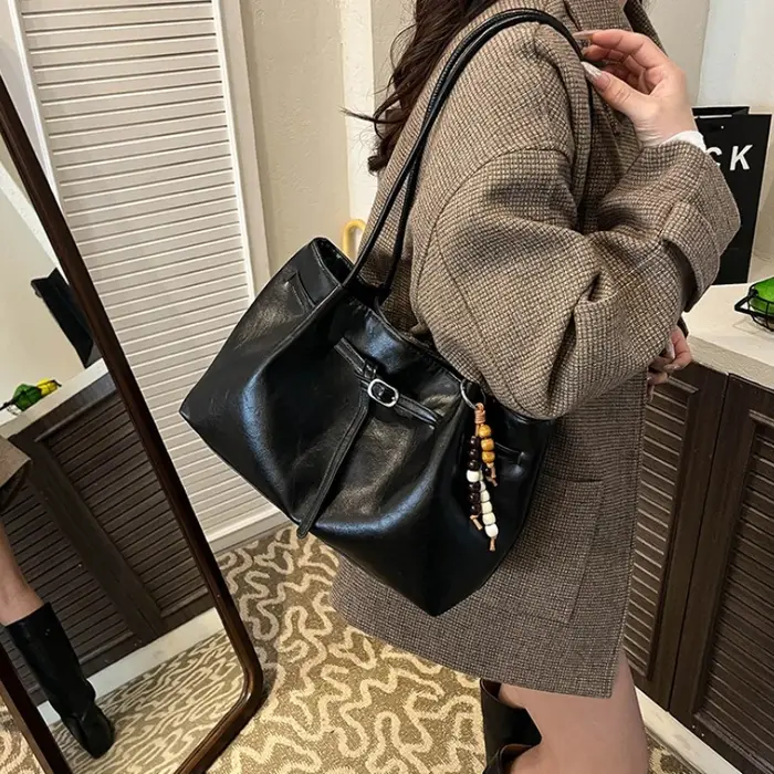 Sac fourre-tout vintage en cuir marron avec breloque perlée et boucle décorative