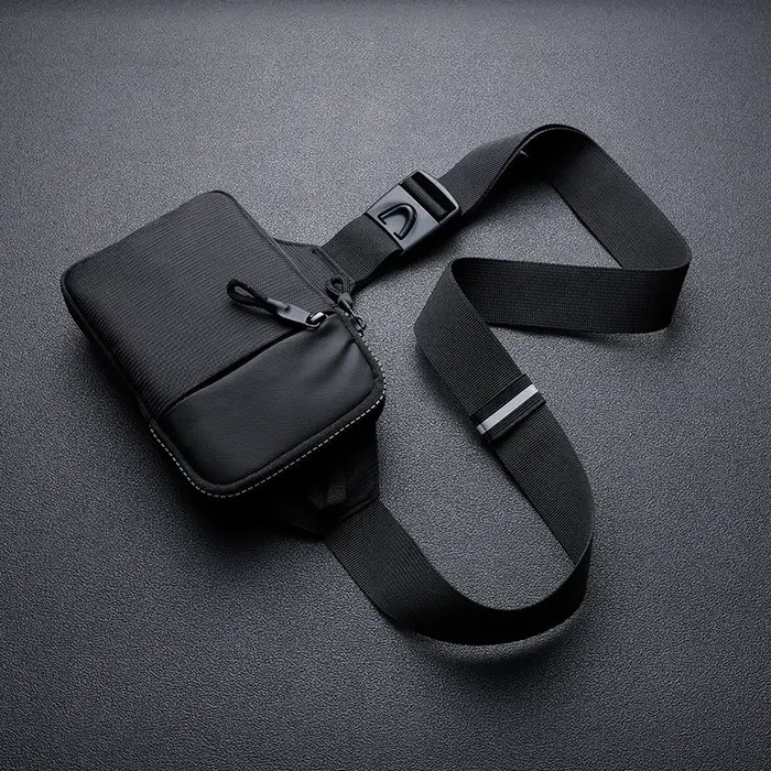 Un mini sac à bandoulière élégant pour hommes