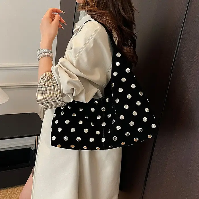 Sac fourre-tout en daim marron clouté pour femme