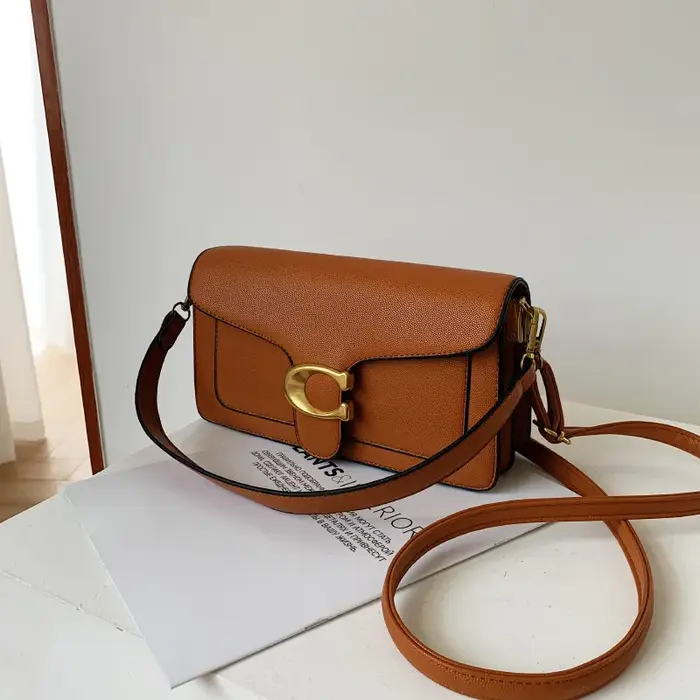 Sac bandoulière carré petit format Caviar Grain - Design minimaliste et avant-gardiste, sac à main p