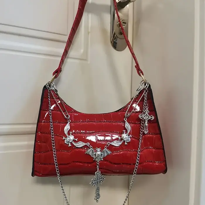 Sac à main gothique Y2K avec chaîne tête de mort et croix - Petit sac à bandoulière en similicuir style punk pour femme